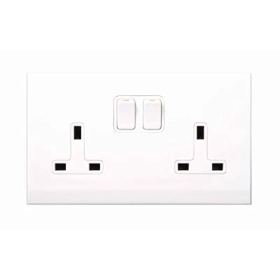 Simplicity White Switched Plug Socket